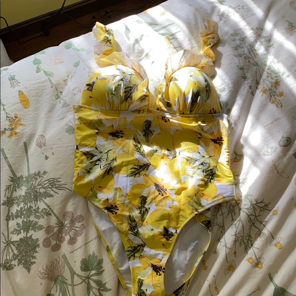 NEW NEVER WORN SHEIN ONE PIECE💛